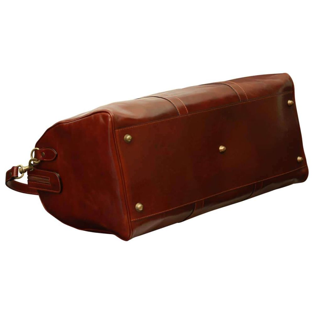 Old Angler Leder Reisetasche Braun – Bodenansicht mit Messingfüßen