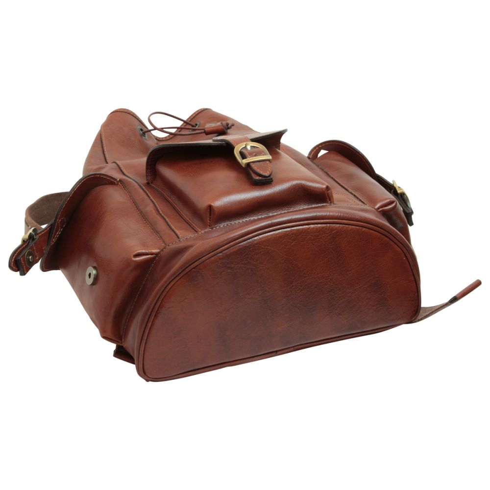 Unterseite eines italienischen Lederrucksacks in Braun – stabile Nähte und hochwertige Verarbeitung sichtbar. Ideal für stilvolle Reisen und Alltag.
