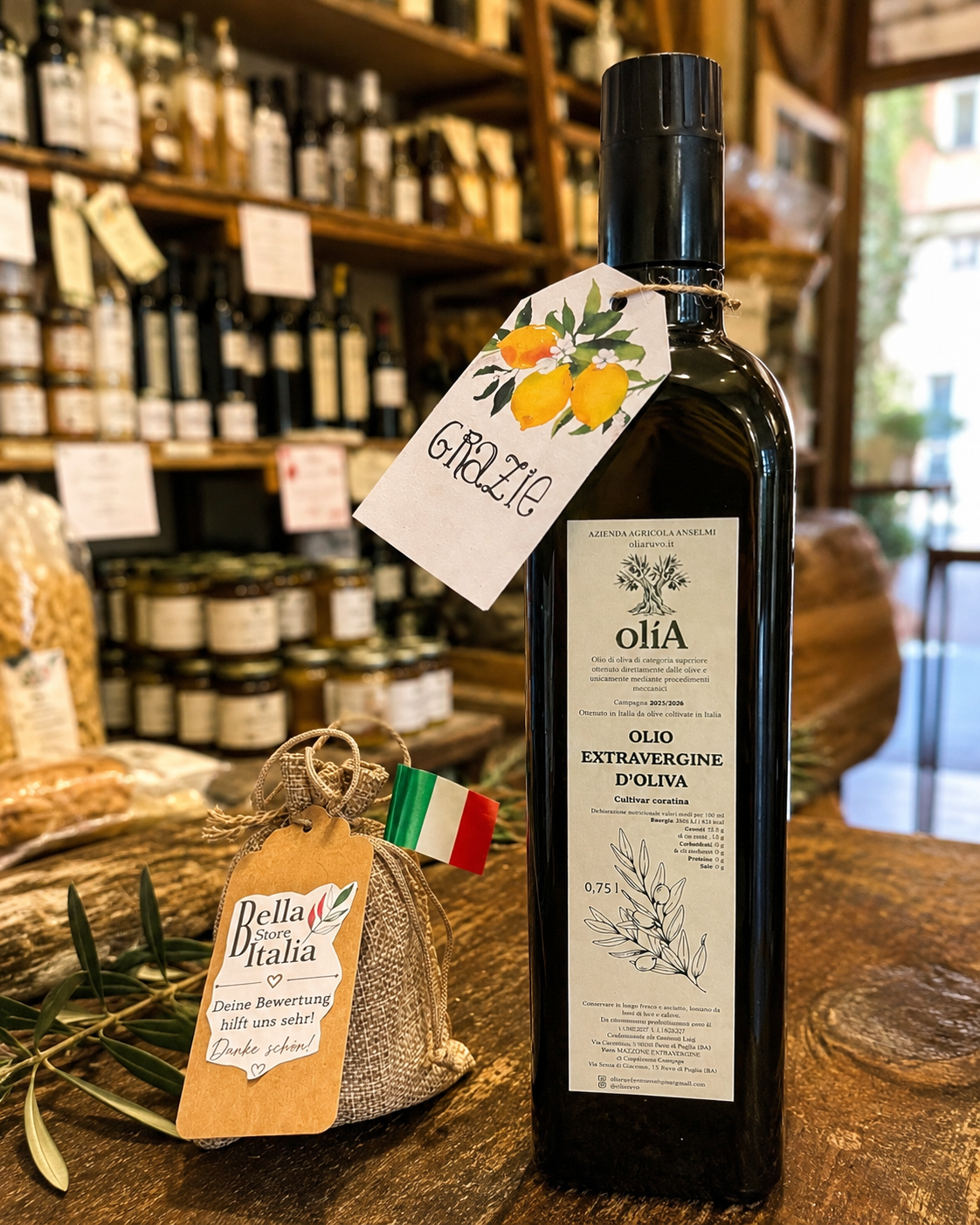 Italienisches natives Olivenöl Extra Vergine aus Apulien 750 ml auf rustikalem Holztisch im Feinkostgeschäft – Bella Italia Store