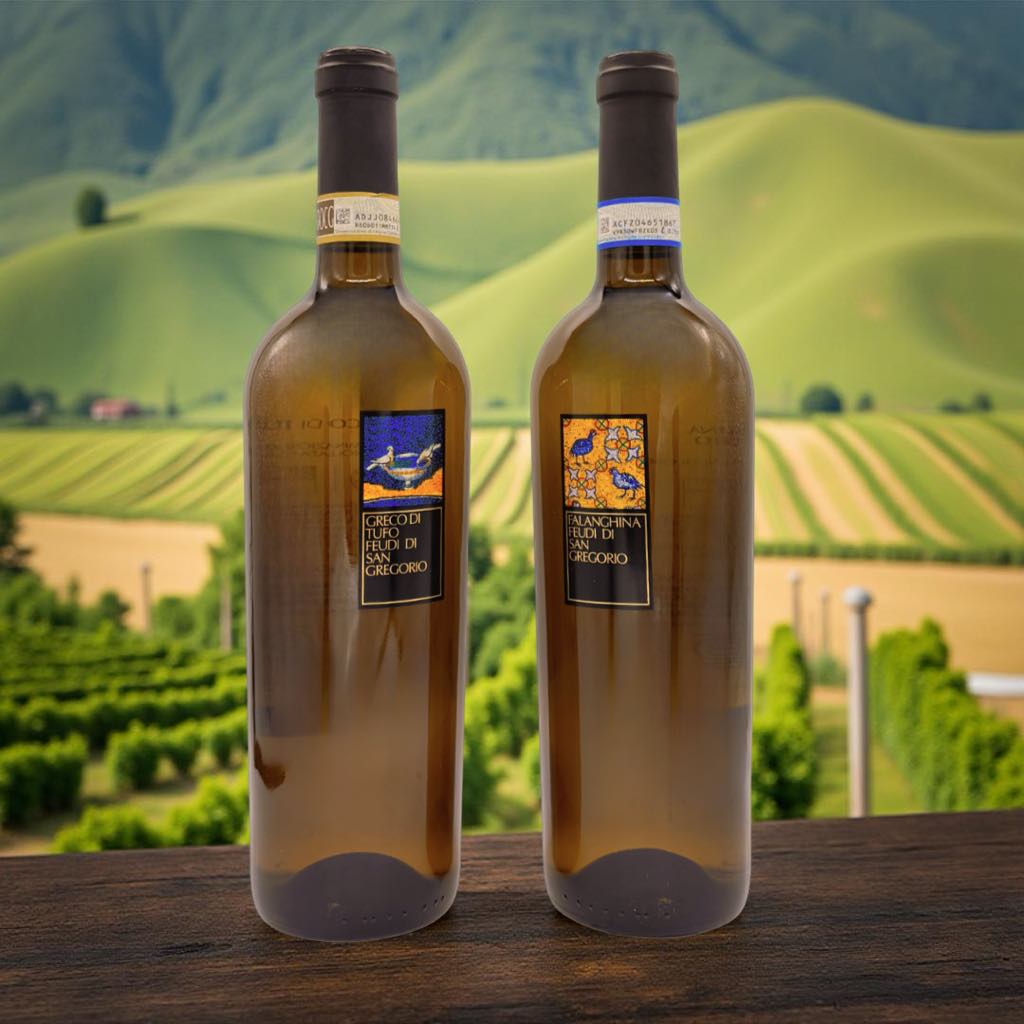 Zwei Flaschen Greco di Tufo Weißwein auf einem Holztisch mit malerischer Aussicht auf Weinberge und grüne Hügel – authentischer italienischer Wein von BellaItaliaStore.com