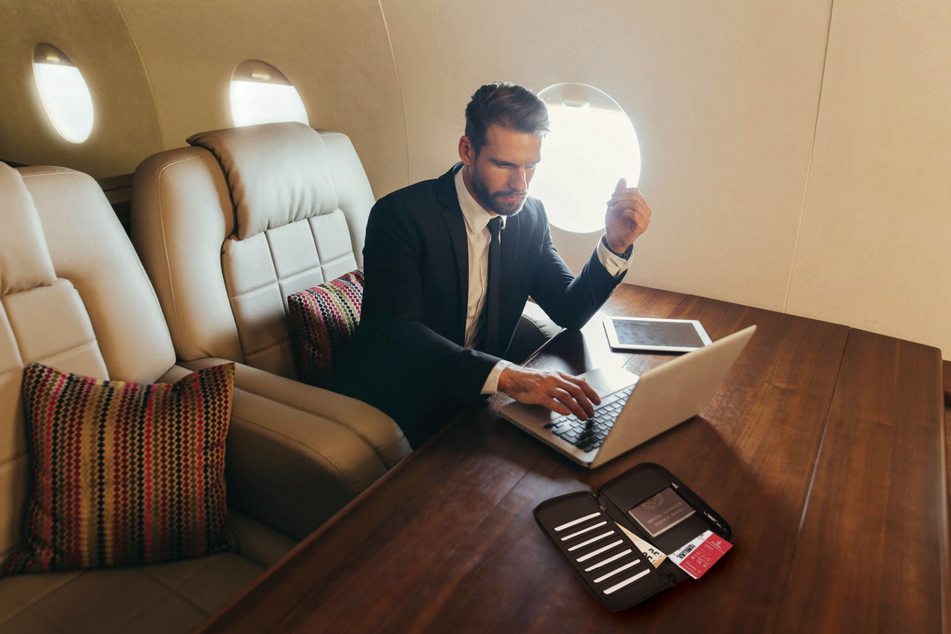 Italienische Leder Reisebrieftasche Blau – Business Reisender im Flugzeug mit Dokumententasche, stilvolles Reiseaccessoire Made in Italy