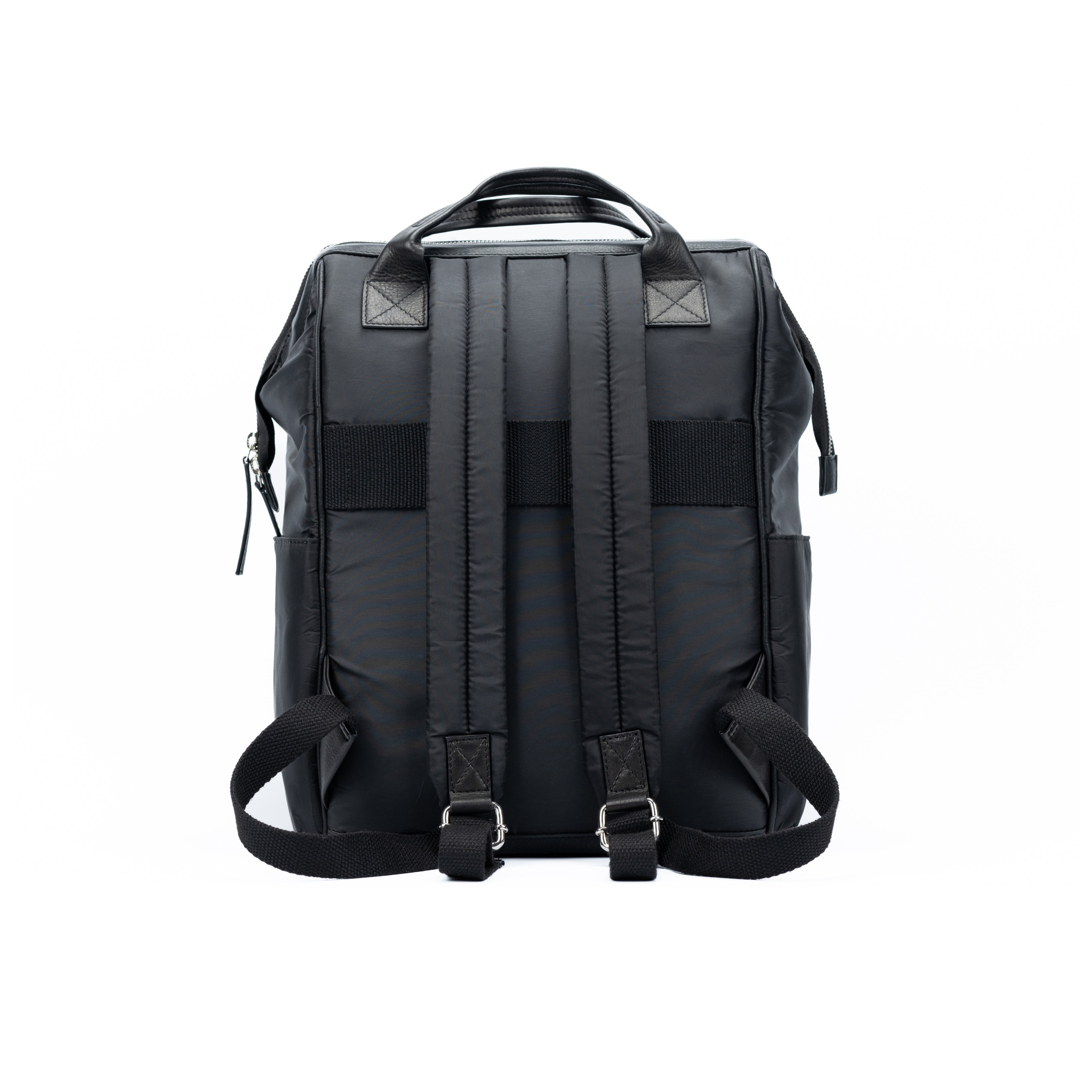 Italienischer Rucksack aus Nylon und echtem Leder – wasserabweisend, schwarz, elegantes Design mit glänzenden Nickel-Details, handgefertigt in Italien