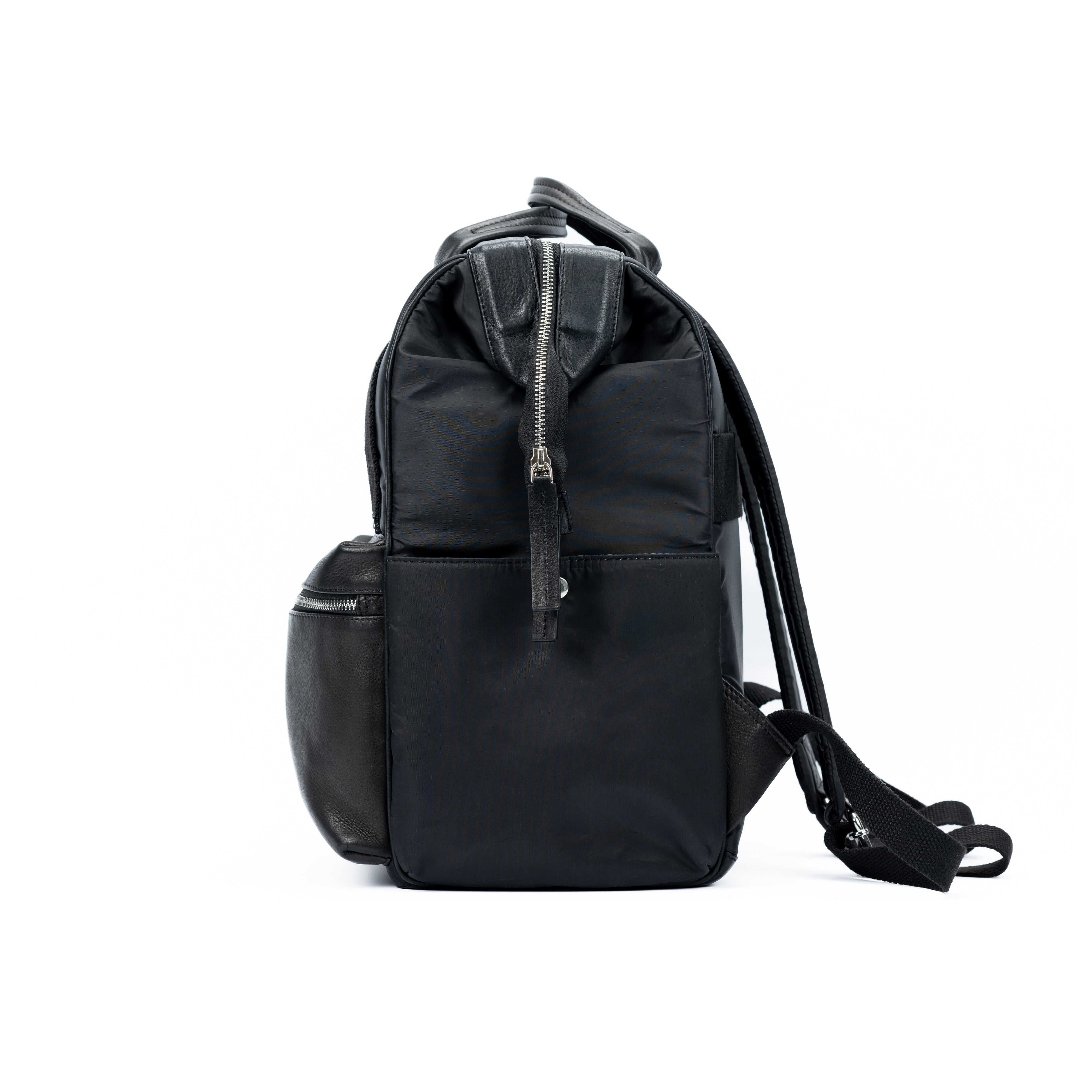 Italienischer Rucksack aus Nylon und echtem Leder – wasserabweisend, schwarz, elegantes Design mit glänzenden Nickel-Details, handgefertigt in Italien