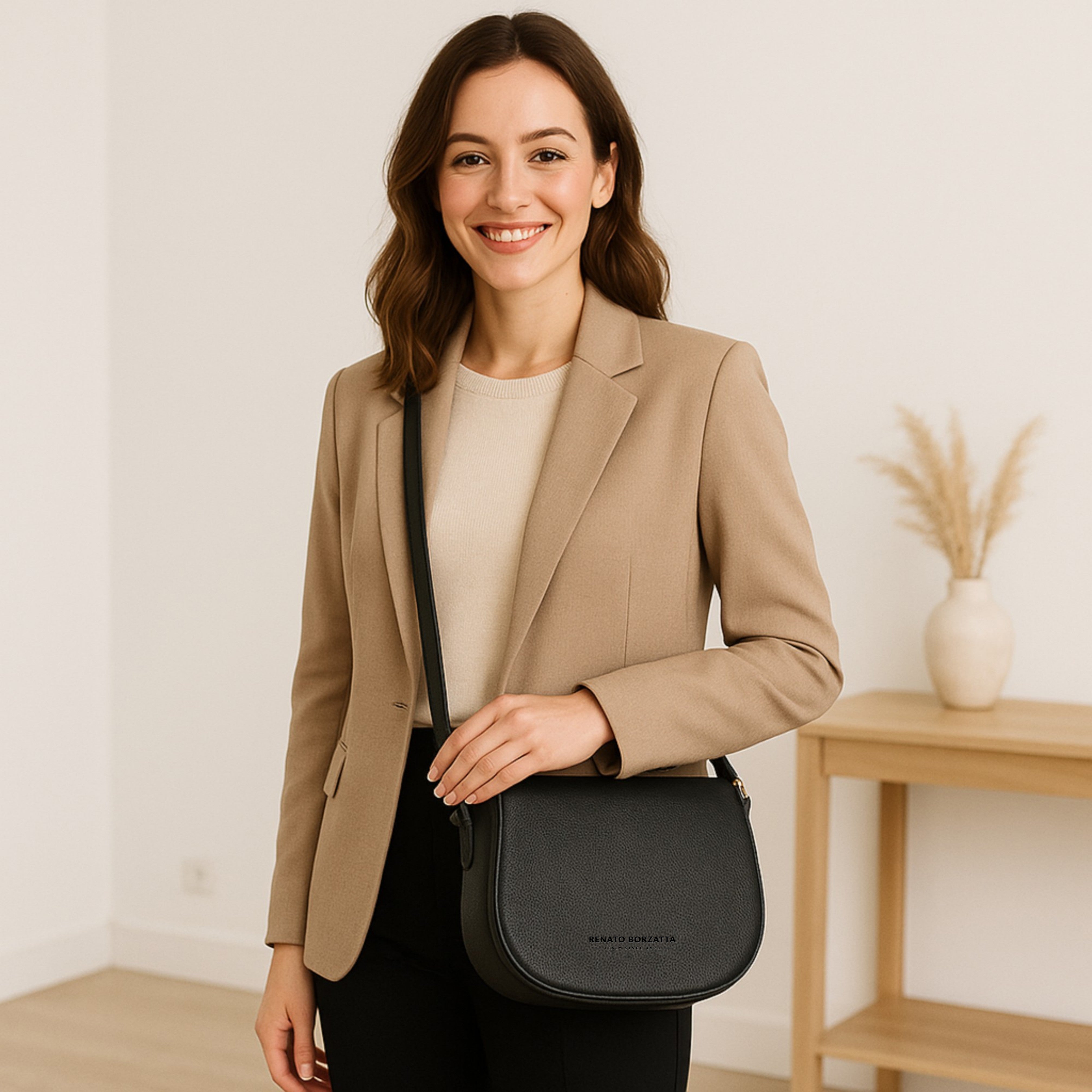 Damen trägt elegante italienische Umhängetasche aus Leder in Schwarz – stilvolles Outfit Made in Italy