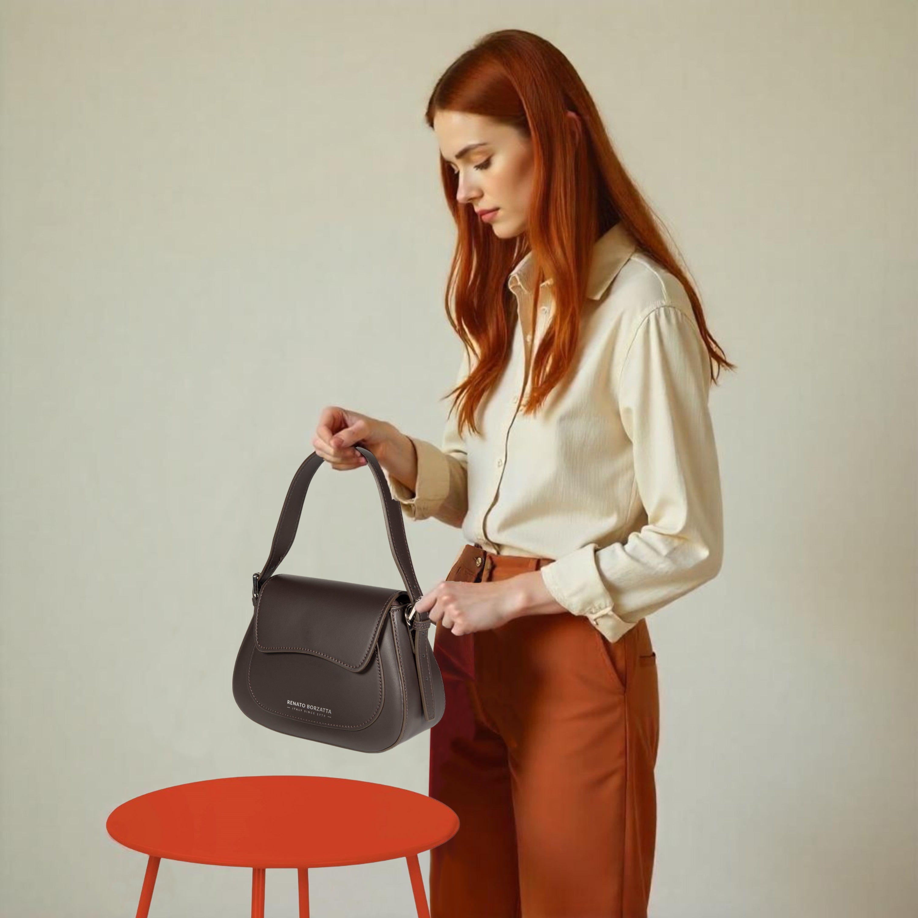 Dame trägt italienische Schultertasche EMMA aus echtem Leder – stilvoll und elegant