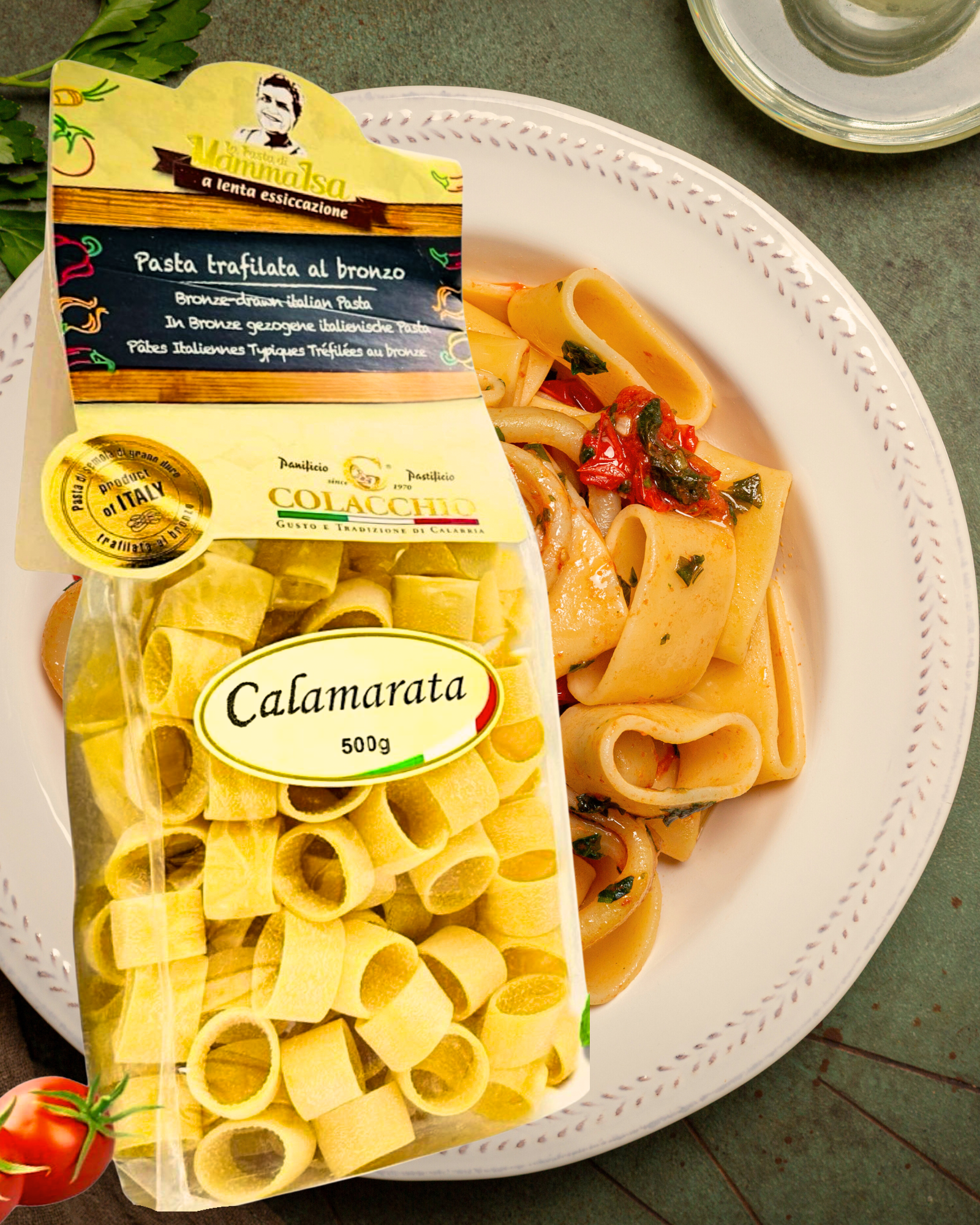 Italienische Calamarata Pasta – originalverpackt und serviert auf einem Teller mit mediterraner Sauce, ideal für authentische italienische Gerichte