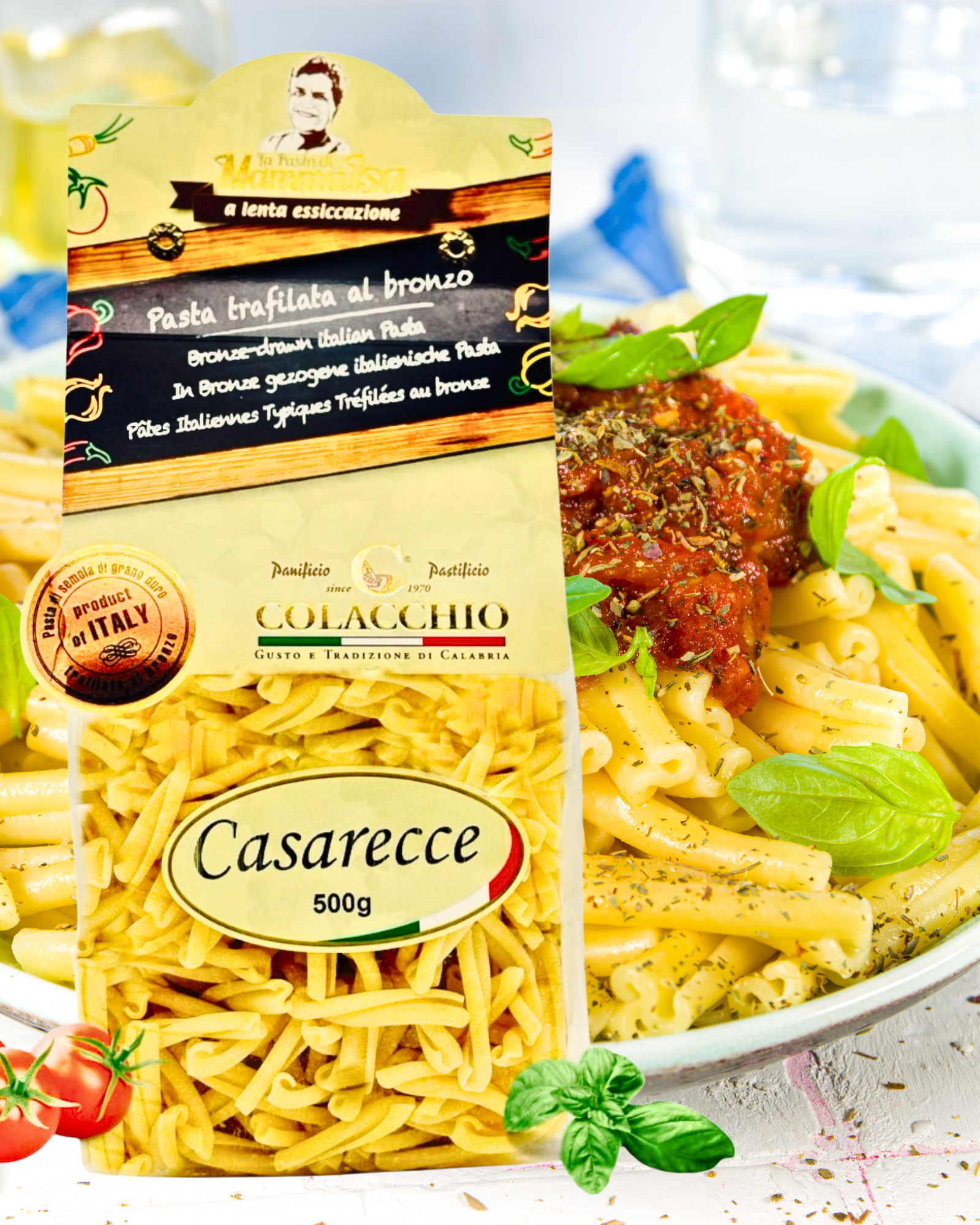 Casarecce Pasta – original italienische Teigwaren im Beutel und serviert mit würziger Tomatensauce und frischem Basilikum, ideal für mediterrane Gerichte