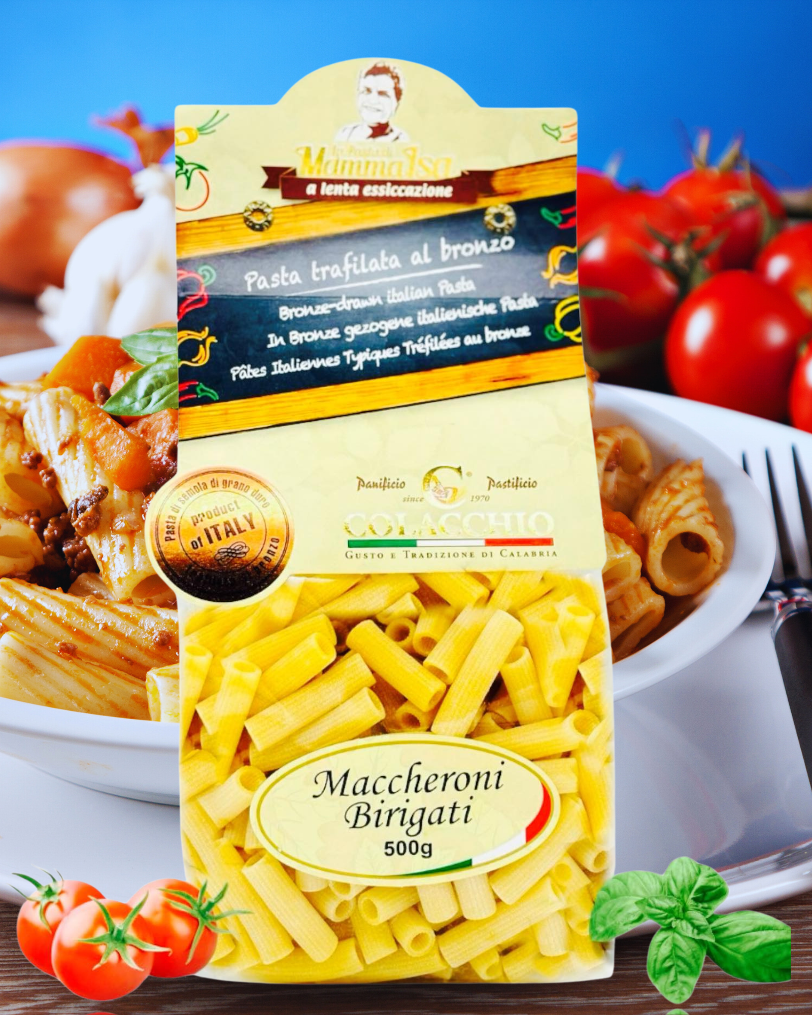 Maccheroni Rigati – italienische Pasta im Beutel und serviert mit Tomatensauce, frischem Basilikum und aromatischen Zutaten im mediterranen Stil