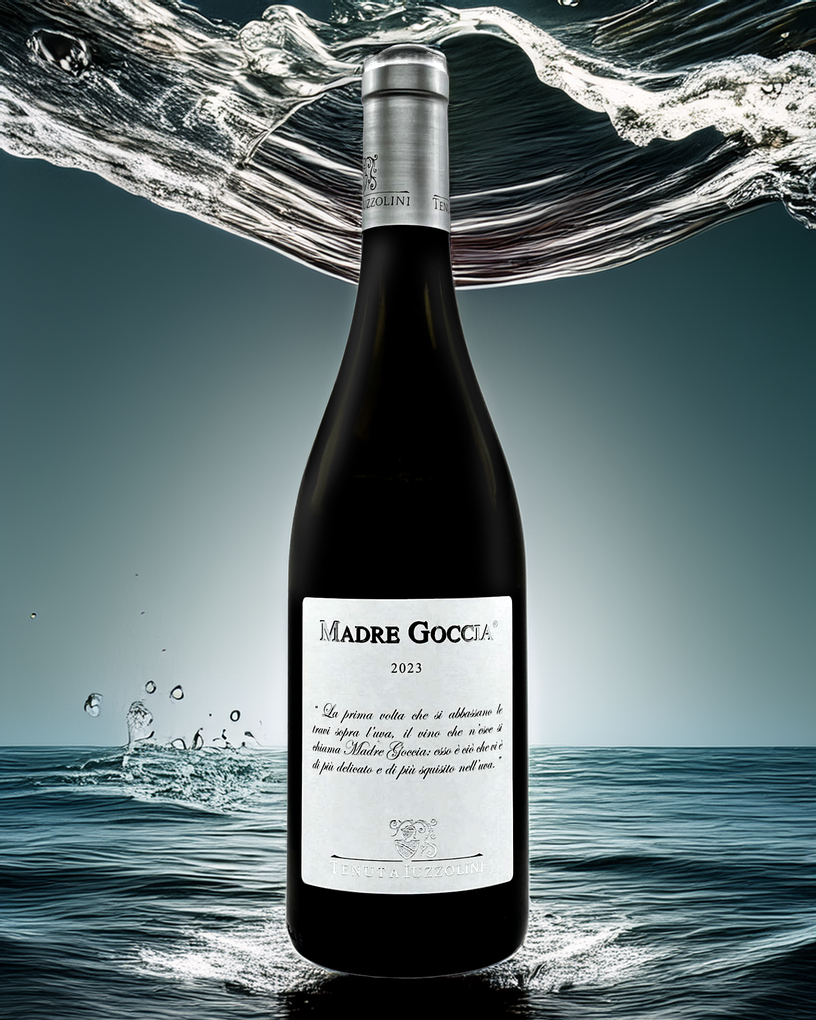 Madre Goccia 2023 Rotweinflasche springt aus Meereswellen – elegantes italienisches Weindesign mit dynamischem Wassersplash – hochwertige Produktfotografie für Bella Italia Store