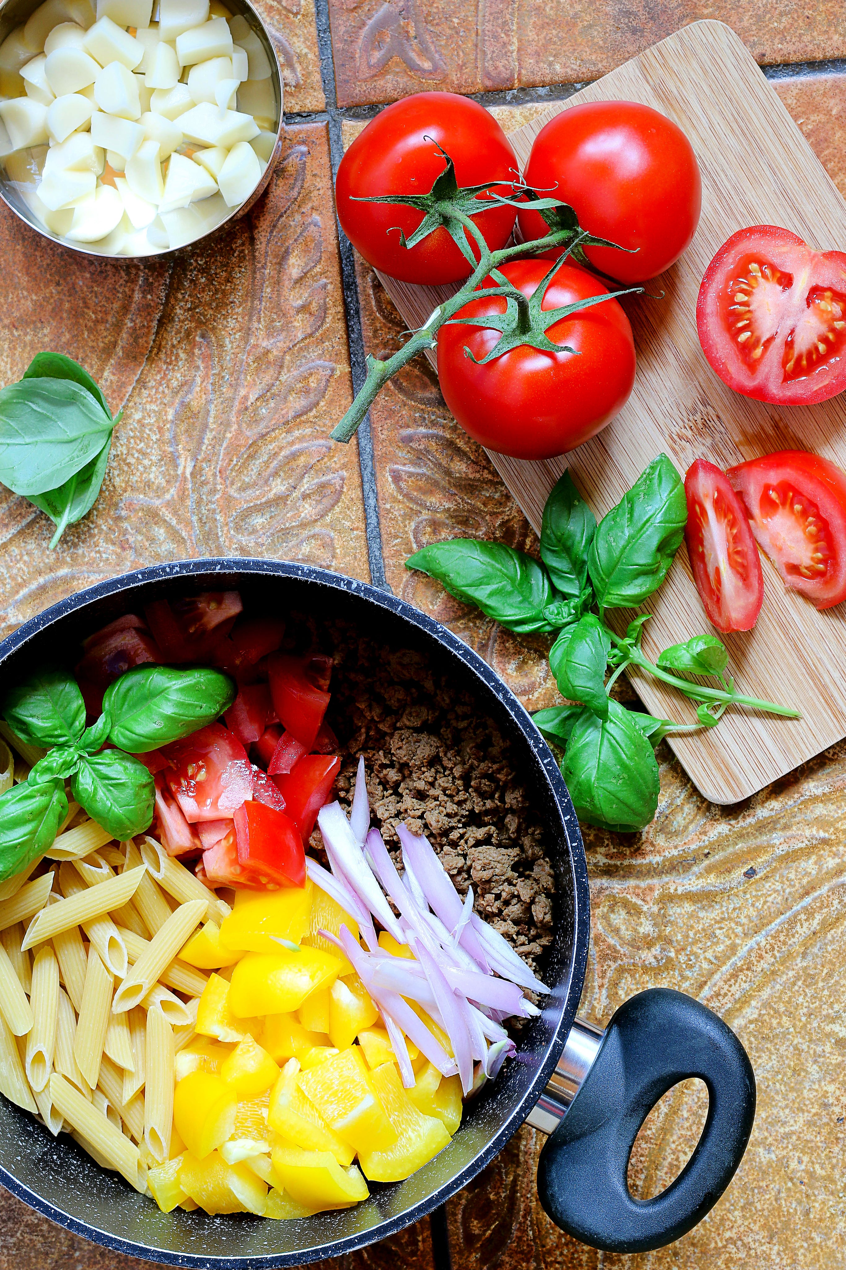 One-Pot-Pasta mit frischen Zutaten – Penne, Paprika, Zwiebeln, Tomaten und Basilikum vereinen sich zu einem köstlichen italienischen Gericht.