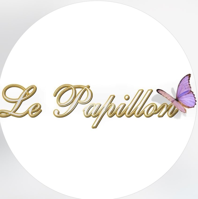 Le Papillon – Handgemachte Patisserie aus Kalabrien, Italien. Edles Logo mit goldener Schrift und Schmetterlingssymbol.
