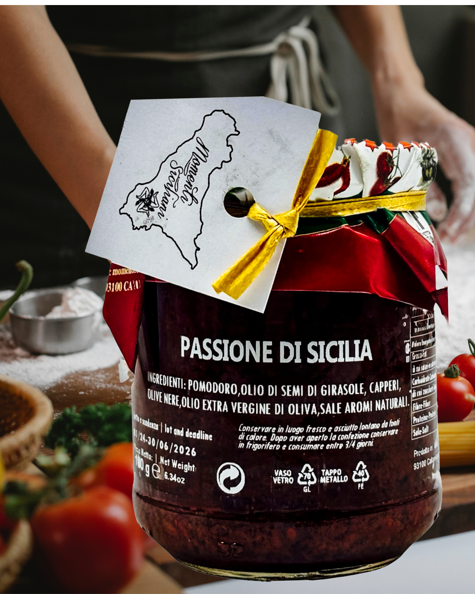 Sizilianische Passata „Passione di Sicilia“ im Glas mit handgebundenem Etikett, präsentiert in einer authentischen italienischen Küche mit frischen Zutaten – ideal für mediterrane Saucen