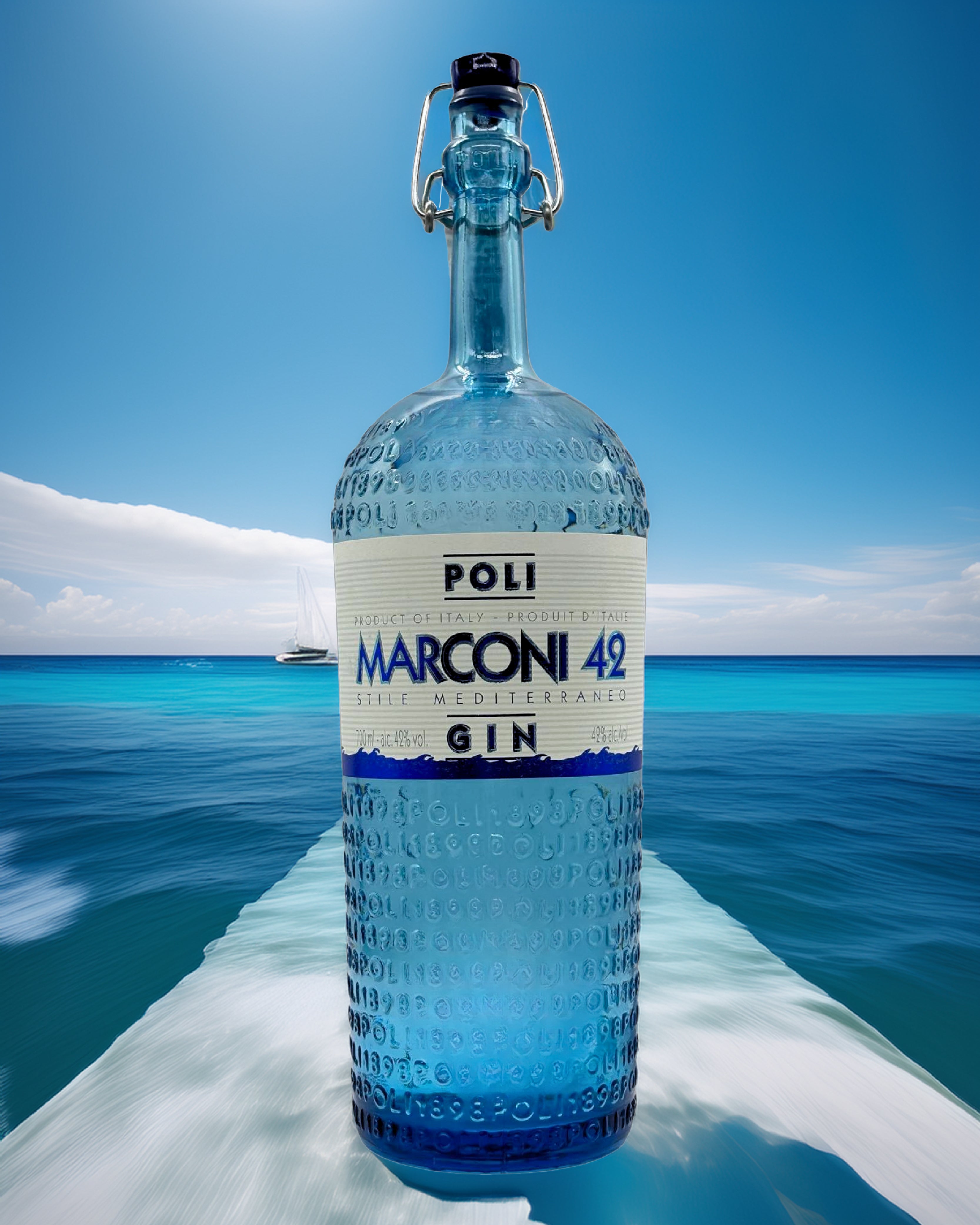 Poli Marconi 42 Italian Dry Gin – edle Flasche vor dem Meer, aufgenommen für Bella Italia Store
