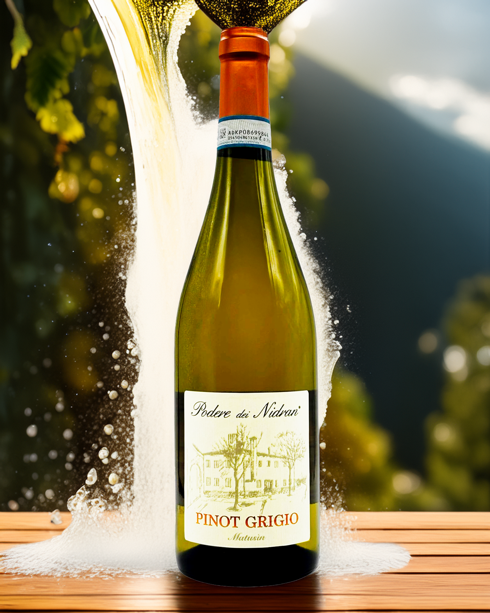 Weißweinflasche „Pinot Grigio“ vor rustikalem Hintergrund mit Weinspritzern wie ein Wasserfall – natürliche Atmosphäre mit italienischem Flair.