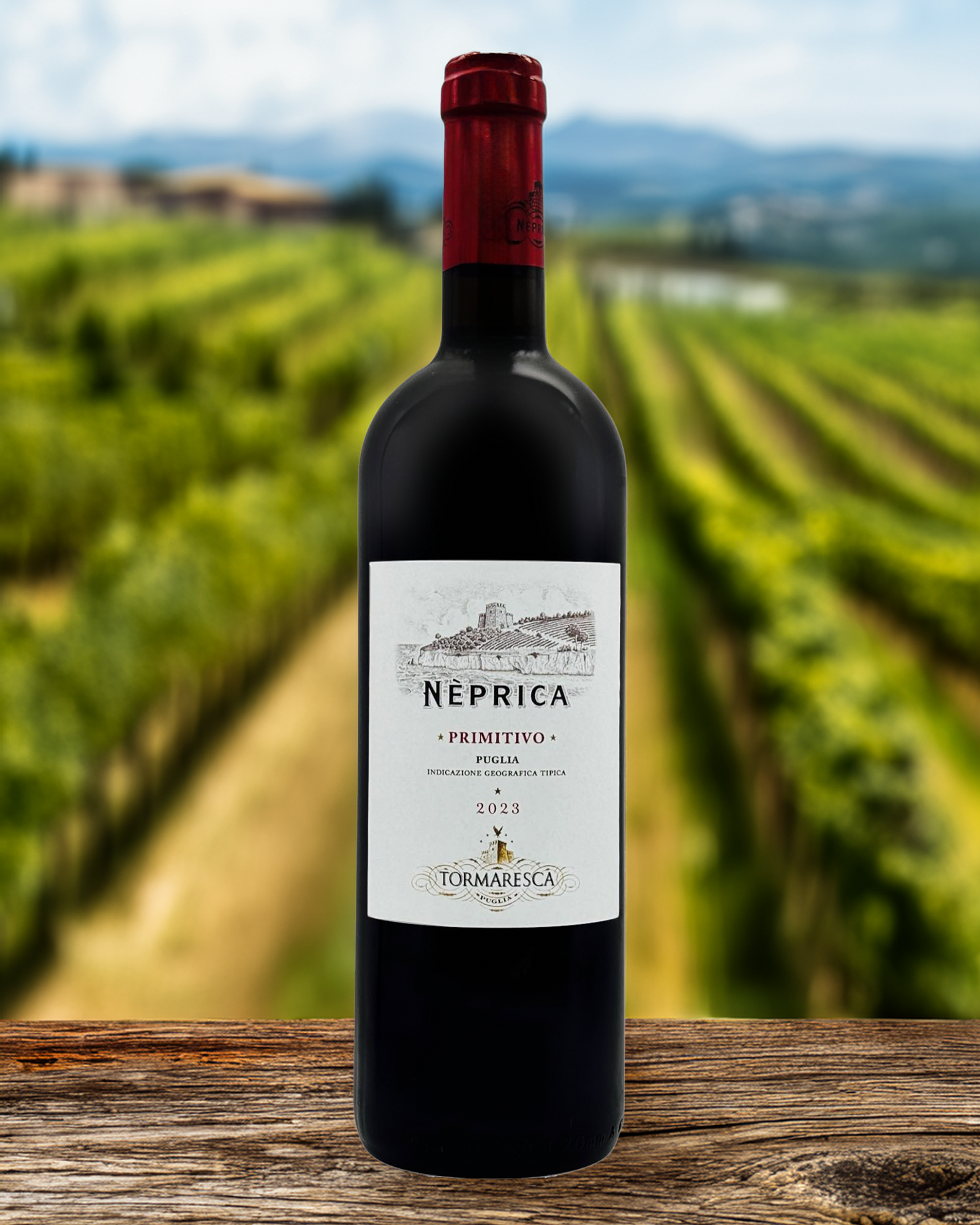 Neprica Primitivo Rotwein vor italienischer Weinlandschaft – Apulischer Qualitätswein mit intensivem Geschmack, ideal zum Genießen