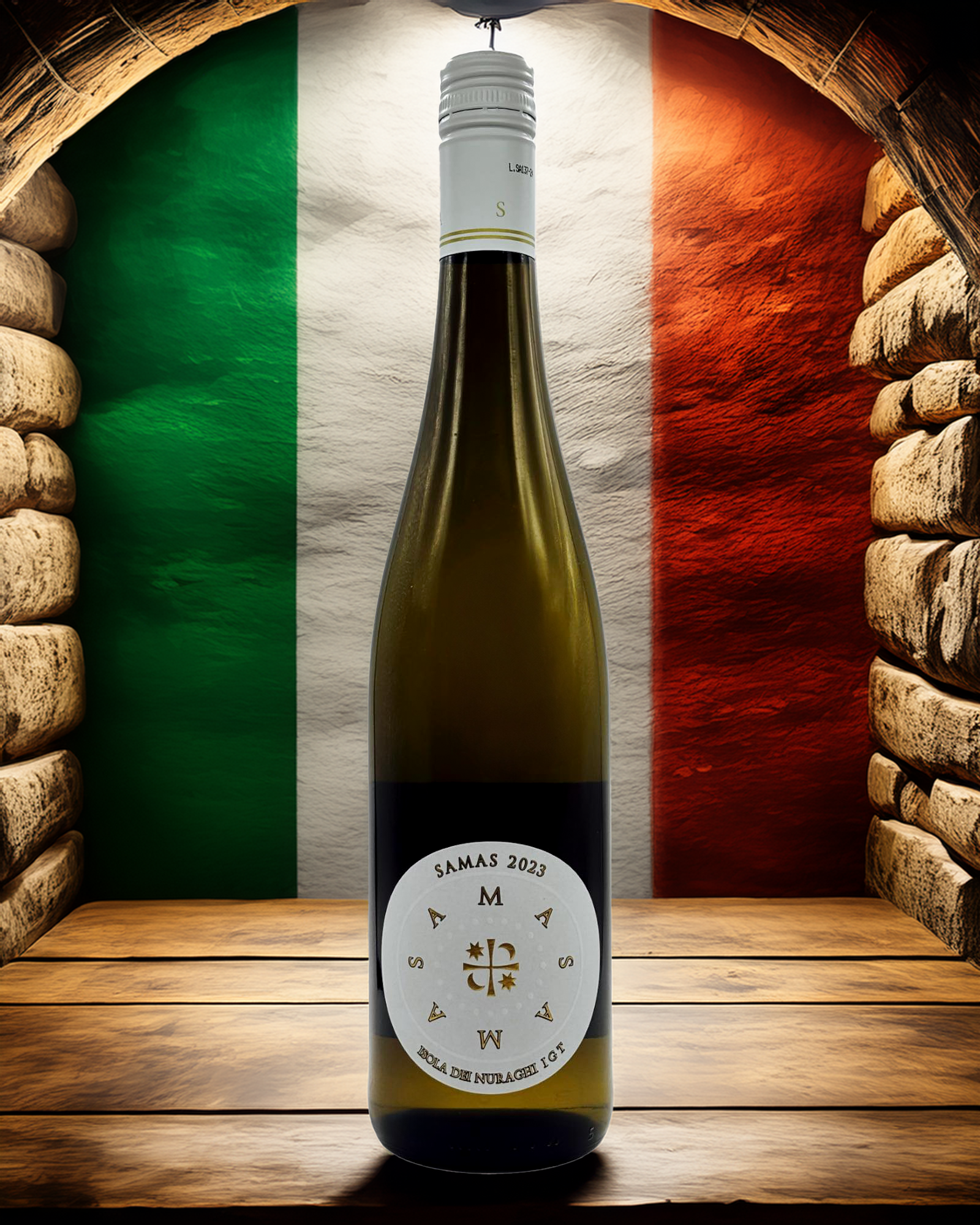 Italienischer Weißweinflasche in einem rustikalen Weinkeller mit Holzfässern und italienischer Flagge im Hintergrund.