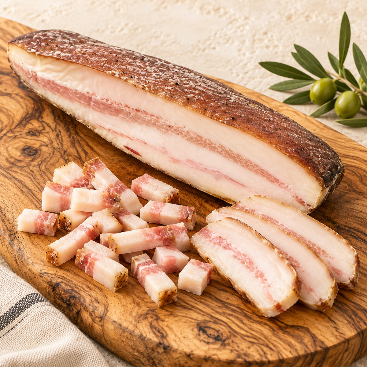 Guanciale Dolce 700 g von Bellantone auf Olivenholz mit kleinen Würfeln für Carbonara – Serviervorschlag.