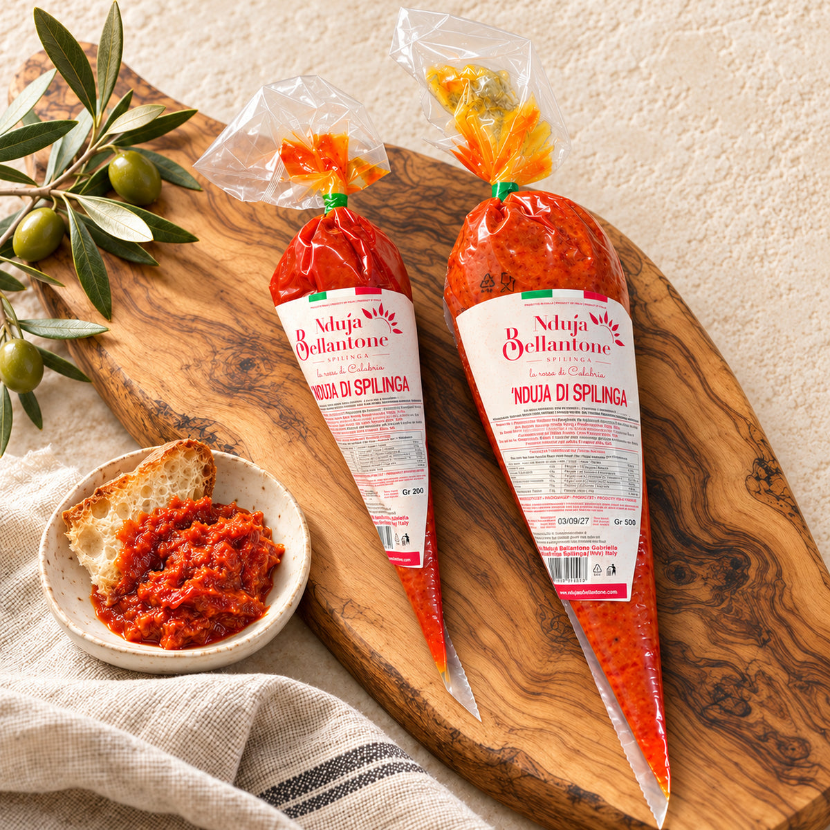 Nduja im Spritzbeutel von Bellantone in den Größen 200 g und 500 g auf Olivenholz – Größenübersicht.