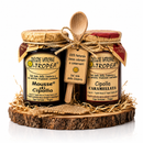     Delizie Vaticane Tropea Geschenkset mit Mousse di Cipolla und Cipolla Caramellata aus Kalabrien auf rustikalem Holzbrett präsentiert