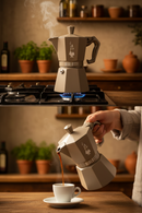     Espressokocher Bialetti cremefarben Zubereitung und Servieren von italienischem Espresso