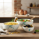 Schüssel mit italienischer Pasta und Tomatensauce auf rustikalem Holztisch mit Olivenöl und Basilikum – mediterrane Küche Bella Italia Store
