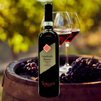 Flasche Valpolicella Ripasso Classico Superiore DOC von Scriani mit zwei Gläsern Rotwein auf einem Weinfass im Weinberg – Rotwein aus Italien DOC