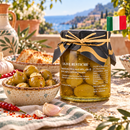 Oliven aus Sizilien mit Knoblauch & Chili – Grüne Oliven in Öl, 280g – Serviervorschlag auf einer italienischen Terrasse