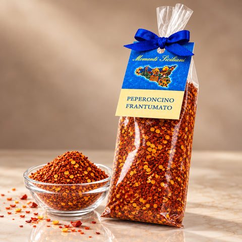 Peperoncino frantumato aus Sizilien – Chili Flocken scharf, 50g – Produktaufnahme mit dezenter Spiegelung