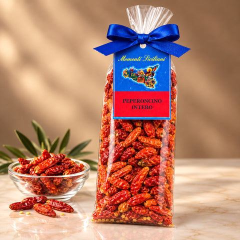 Peperoncino intero aus Sizilien – Ganze getrocknete Chili, 30g – Produktaufnahme mit dezenter Spiegelung