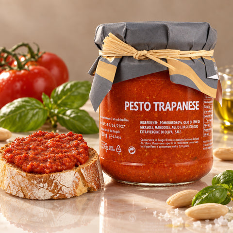 Pesto Trapanese aus Sizilien – Tomatenpesto mit Mandeln und Basilikum, 180g – Premium Produktaufnahme