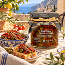 Pomodoro Capperi Acciughe – Sizilianische Antipasti mit Kapern und Sardellen, 270g – Serviervorschlag auf einer italienischen Terrasse