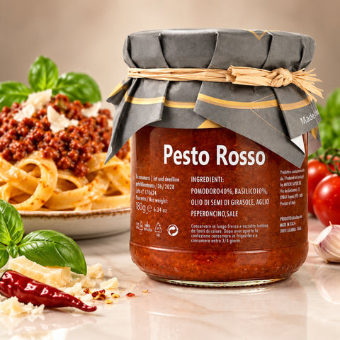 Pesto Rosso aus Sizilien – Tomatenpesto mit Basilikum und Peperoncino, 180g – Produktaufnahme mit dezenter Spiegelung
