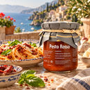 Pesto Rosso aus Sizilien – Tomatenpesto mit Basilikum und Peperoncino, 180g – Serviervorschlag auf einer italienischen Terrasse