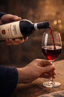 Der perfekte Moment beginnt hier
Wenn der Wein ins Glas fließt, entfaltet sich das volle Aroma eines echten italienischen Klassikers.