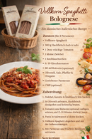 Italienisches Rezept Vollkorn-Spaghetti Bolognese mit Zutatenliste und Serviervorschlag, klassische Pasta mit Tomaten, Hackfleisch und Parmesan
