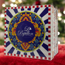 Panettone Le Papillon Pistazie in dekorativer Geschenkbox vor Weihnachtsbeleuchtung