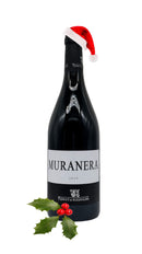 Italienischer Rotwein Muranera 2019 von Tenuta Iuzzolini, festlich dekoriert mit einer Weihnachtsmütze.