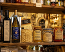 Authentische italienische Spezialitäten im Feinkostladen – Pinot Grigio, Olivenöl, Pasta und regionale Delikatessen