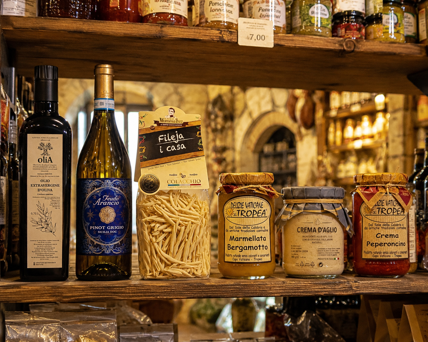 Authentische italienische Spezialitäten im Feinkostladen – Pinot Grigio, Olivenöl, Pasta und regionale Delikatessen