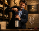 Italienischer Primitivo Rotwein wird in einer traditionellen Weinhandlung geöffnet