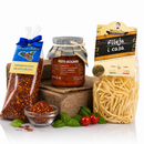 Fileja Calabrese Pasta mit Pesto Siciliano und Peperoncino Frantumato – italienisches Pasta Set aus Kalabrien und Sizilien mit mediterranen Spezialitäten auf weißem Hintergrund 🇮🇹