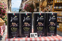 kaltgepresstes Olivenöl 5L Extra Vergine aus Italien mehrere Kanister in mediterraner Marktszene