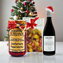 Weihnachtsgeschenk für Genießer mit italienischem Rotwein Madre Goccia, Peperoncino Konfitüre aus Kalabrien und mediterraner Olivenmischung vor Weihnachtsbaum