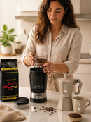     Elektrische Kaffeemühle DeLonghi KG210 im Einsatz mit Bialetti Moka
