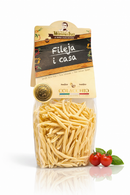 Fileja i casa traditionelle kalabrische Pasta aus Italien, handgemachte Hartweizengrießpasta in Originalverpackung auf weißem Hintergrund