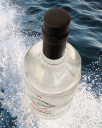 Flasche Grappa Bianca La Ruffa auf spritzendem Wasserhintergrund – klare italienische Spirituose mit maritimer Frische.