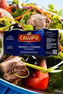 Callipo Thunfisch-Tranchen in Meereswasser – Hochwertiger Thunfisch in einer blauen Verpackung. Serviervorschlag mit frischem Thunfisch auf einem knackigen Salat mit Gemüse und Oliven