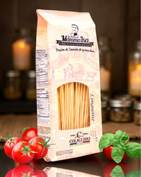 Italienische Linguine von Mamma Isa in hochwertiger Verpackung, dekoriert mit frischen Tomaten, Basilikum und stimmungsvoller Hintergrundbeleuchtung