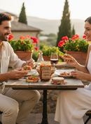 Italienische Caponata Tropeana als Antipasti auf Brot serviert – mediterrane Spezialität aus Kalabrien, ideal für Aperitivo und Genussmomente