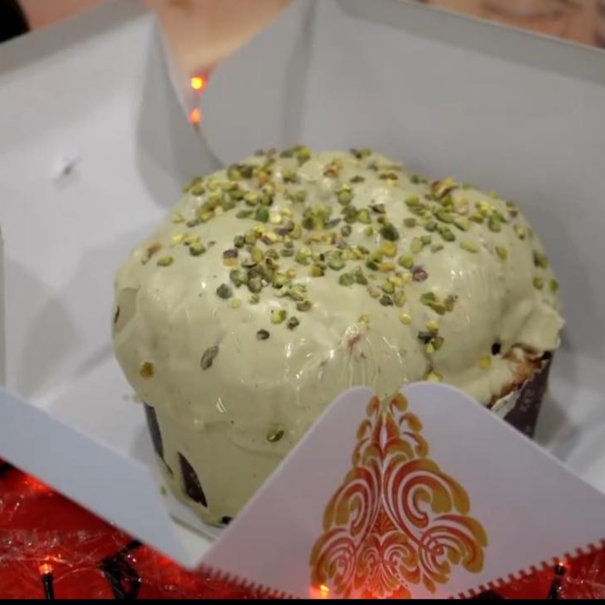 Handgemachter Panettone mit Pistaziencreme von Le Papillon geöffnet in Geschenkbox